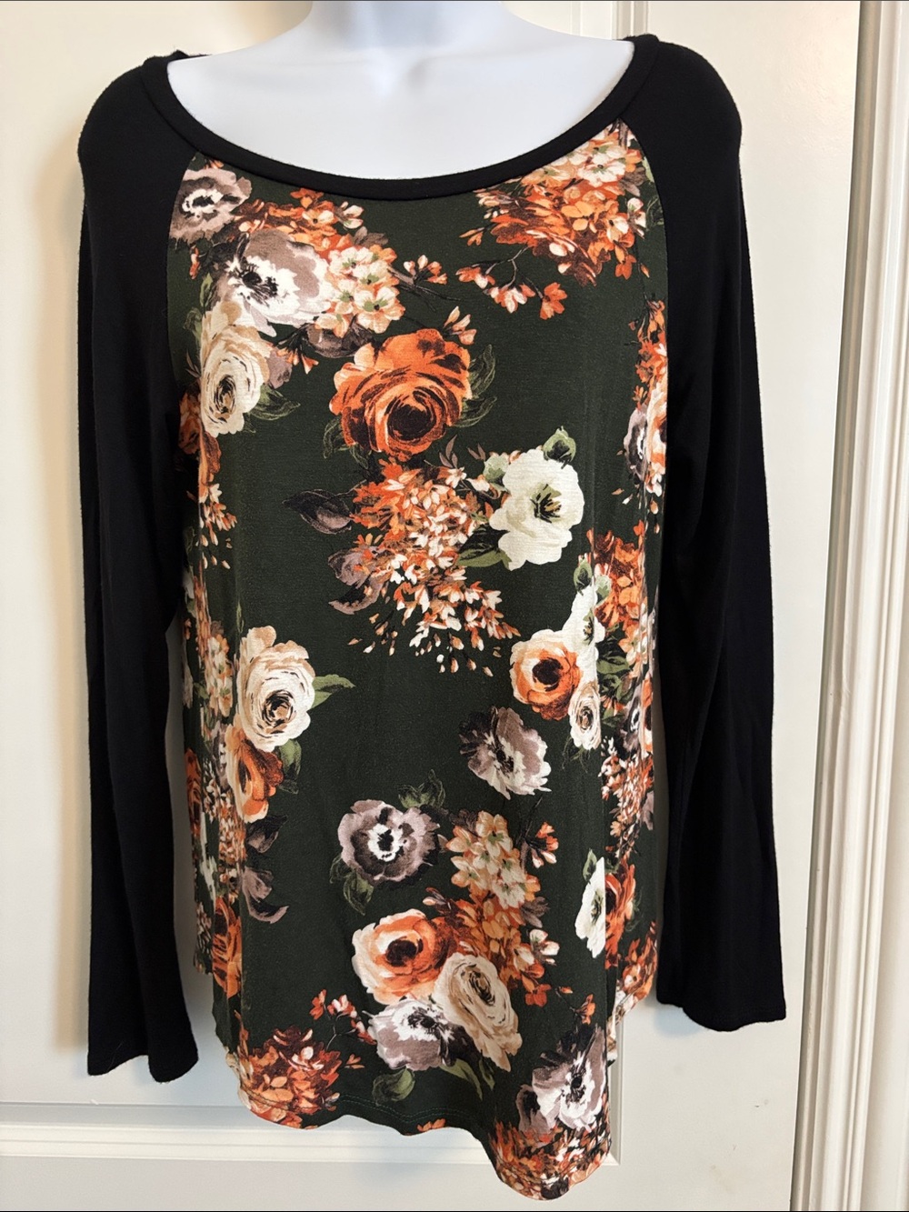 Acting Pro Floral Raglan Long-Sleeve Women's Top - Black & Olive M (#16T)